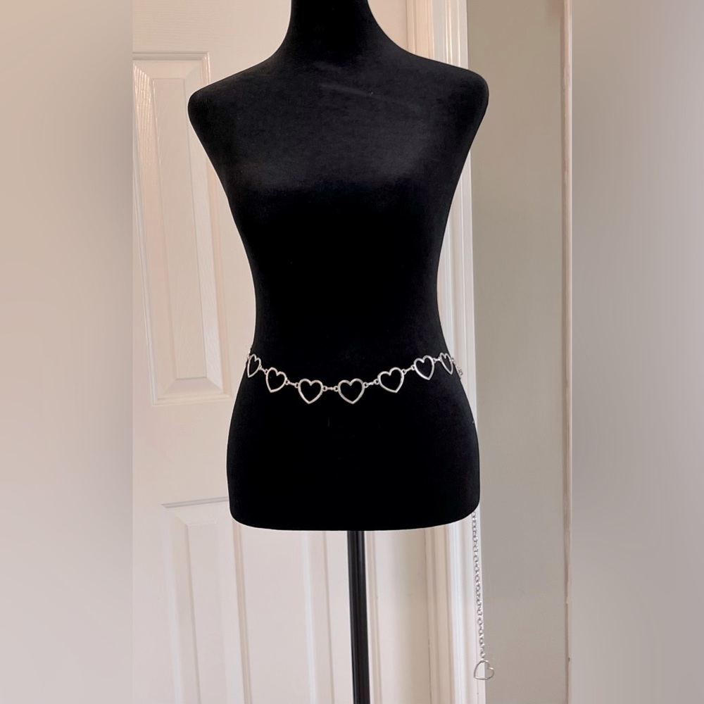Silver heart shaped belt/chain 💖